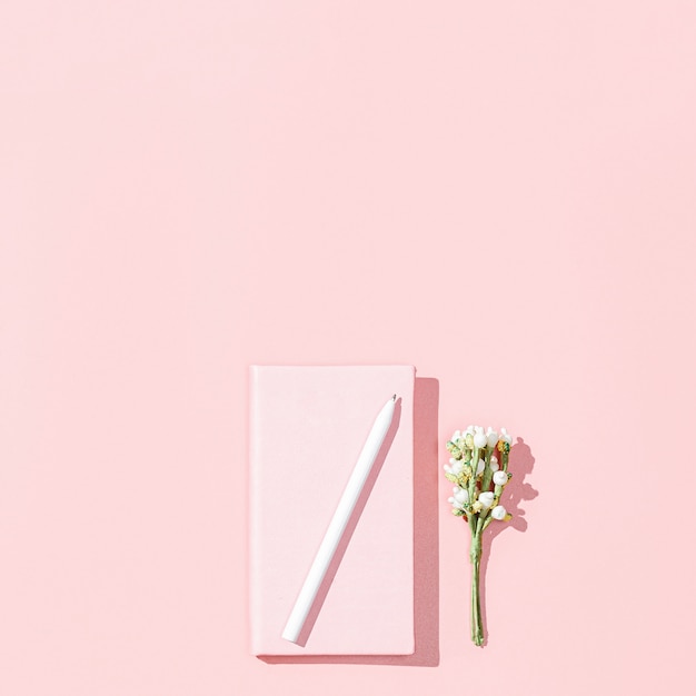 Minimalistisches Kartenmodell mit leerem rosa Notizbuch