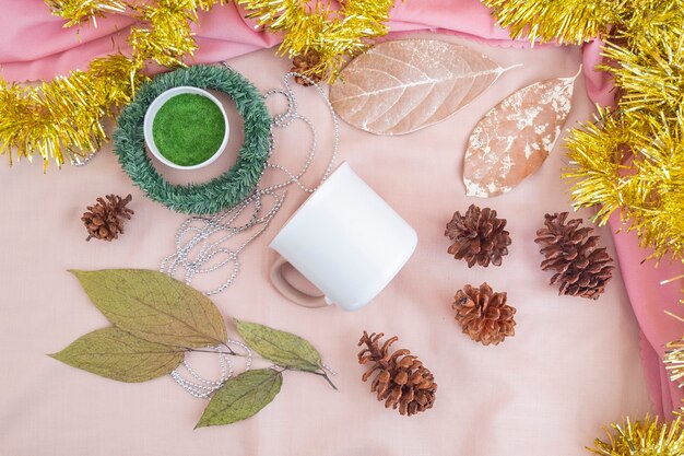 Minimalistisches Konzept für Weihnachten und Neujahr. Zusammensetzung mit Produkt Tasse. Tasse auf dem Foto von oben mit Weihnachts- und Neujahrsdekoration