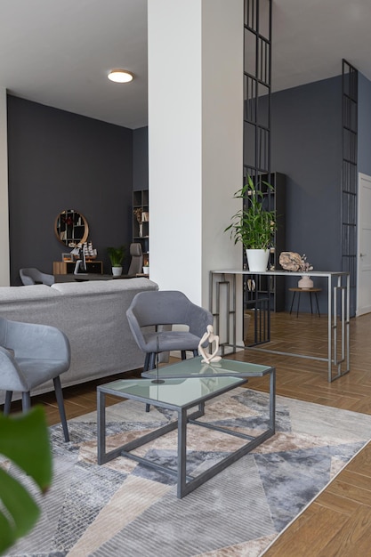 Minimalistisches, modernes Innendesign, riesige, helle Wohnung mit offenem Grundriss im skandinavischen Stil in weiß-blauen und dunkelblauen Farben mit Säulen in der Mitte, inklusive Küchenbereich, Büro und Lounge