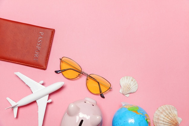 Mínimo plano simple con pasaporte plano gafas de sol globo hucha y concha en rosa pastel moderno moderno
