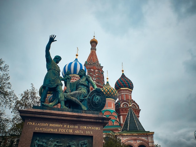 Foto minin- und pozharskiy-denkmal und st. basil-kathedrale