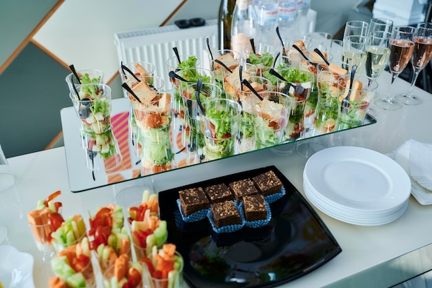 Minisalate im Plastikbecher Aperitifsalat mit Fleischpaprika und Tomaten