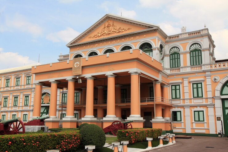 El ministerio de defensa en tailandia en el hermoso día del cielo