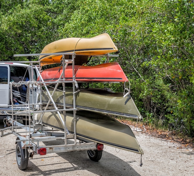 Minivan com quatro caiaques no trailer