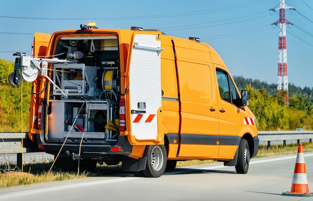 Minivan mit Kabel für Straßenarbeiten in Polen.