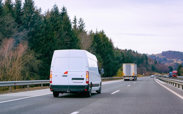 Foto minivans coche en carretera. mini furgonetas auto vehículos en la calzada. transporte europeo para servicios de logística en trabajos de transporte en autopista o carretera.