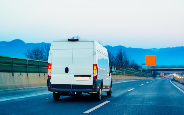 Foto minivans coche en carretera. mini furgonetas auto vehículos en la calzada. transporte europeo para servicios de logística en trabajos de transporte en autopista o carretera.