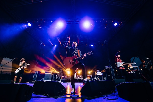 Foto minsk - 29 de abril de 2018: el popular grupo de rock nuteki en el escenario