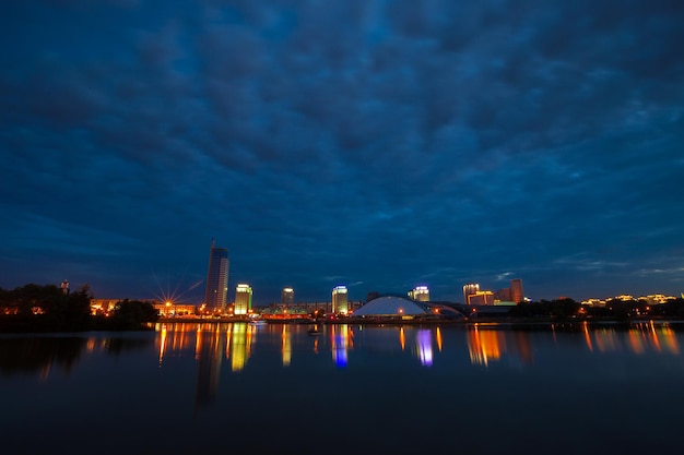 Foto minsk a capital da bielorrússia à noite