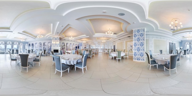 MINSK BELARUS 25. MÄRZ 2015 Volles 360-Grad-Panorama in equirectangular sphärischen Projektion im stilvollen Restaurant Belvedere