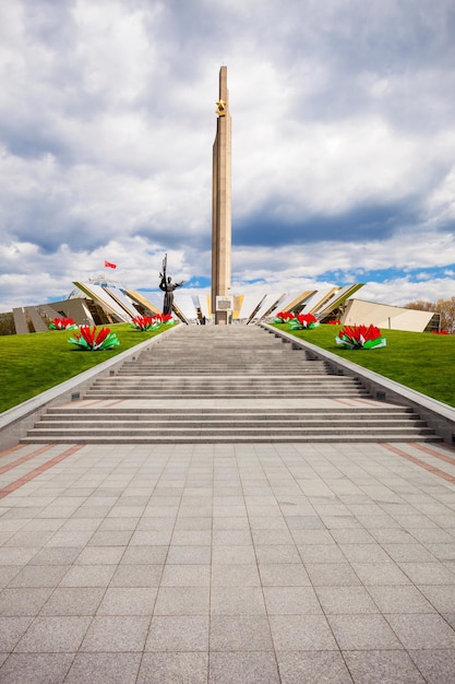 MINSK, BELARUS - 6. Mai 2016: Minsk Hero City Obelisk und das belarussische Museum des großen Vaterländischen Krieges ist ein Museum im Zentrum von Minsk, Belarus