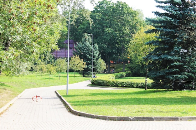 Minsk Belarus Stadtpark benannt nach Maxim Gorki angenehme Gassen zum Spazierengehen