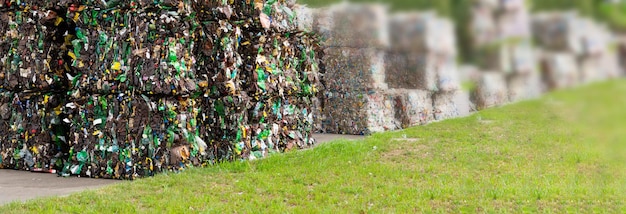 Minsk, Bielo-Rússia - 6 de junho de 2019. Pilha de latas prensadas de tetrapack em uma estação de coleta de lixo