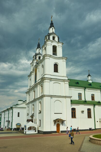 Minsk, Bielo-Rússia. Catedral do Espírito Santo, temporada de verão, hora do pôr do sol, 12 de agosto de 2019