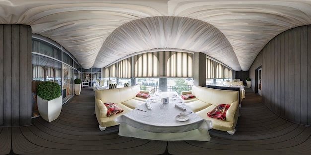 MINSK BIELORRÚSSIA 23 DE JUNHO DE 2015 Dentro do interior do terraço elegante de luxo no restaurante moderno Panorama perfeito de 360 graus em projeção esférica equirretangular