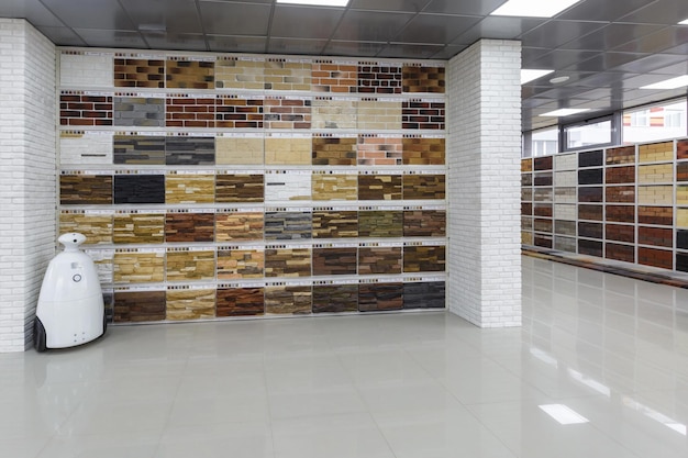 MINSK BIELORRÚSSIA 7 DE FEVEREIRO DE 2017 Dentro do interior da loja de elite de tijolos coloridos e cerâmica elegante