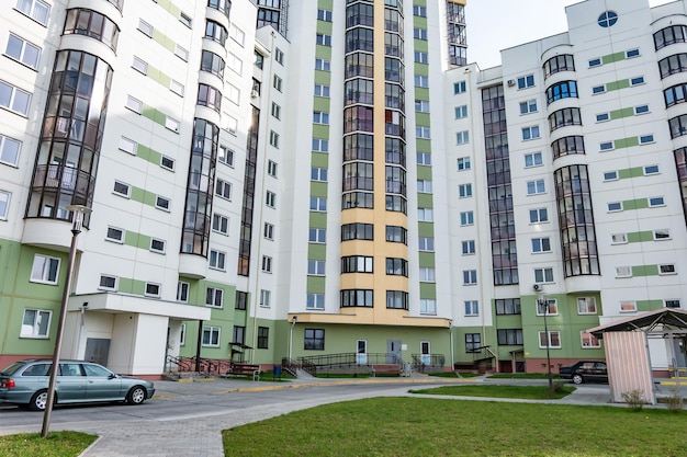 MINSK BIELORRÚSSIA AGOSTO DE 2020 vista da área residencial com arranha-céus de vários andares e área de pátio melhorada