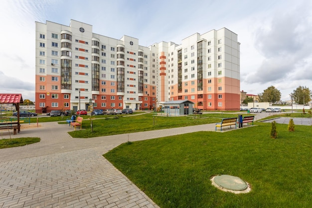 MINSK BIELORRÚSSIA AGOSTO DE 2020 vista da área residencial com arranha-céus de vários andares e área de pátio melhorada
