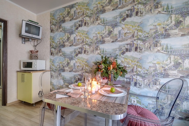 MINSK BIELORRÚSSIA AGOSTO DE 2021 Interior da cozinha em estúdios com mesa servida com vinho e velas