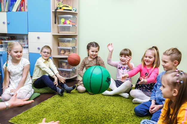 MINSK BIELORRÚSSIA JANEIRO 2020 alunos na aula de desenvolvimento infantil