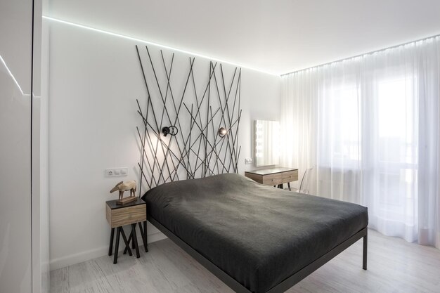 MINSK BIELORRÚSSIA Janeiro de 2019 Interior do quarto moderno em loft em estilo de cor clara de apartamentos caros