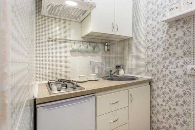 MINSK BIELORRÚSSIA janeiro de 2019 pequena cozinha interior de apartamentos planos ou albergue