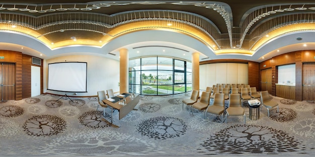 MINSK BIELORRÚSSIA JULHO 2017 panorama completo sem costura visão de ângulo de 360 graus no interior da sala de conferências vazia de luxo para reuniões de negócios em conteúdo de skybox VR de projeção esférica equirretangular