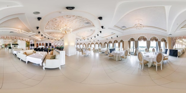 MINSK BIELORRÚSSIA JUNHO 2015 Panorama esférico completo sem costura vista de ângulo de 360 graus no interior do elegante restaurante moderno salão de banquetes projeção equirretangular equidistante conteúdo VR