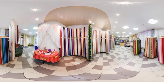 MINSK BIELORRÚSSIA MAIO 2018 Panorama esférico completo 360 graus no interior da loja com tecidos de prateleiras na loja de departamentos têxteis de elite em conteúdo VR de projeção equirretangular