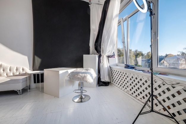 MINSK BIELORRÚSSIA MAIO 2020 interior do estúdio fotográfico diurno com equipamento de iluminação e um lugar para um maquiador para filmagens de nus e moda