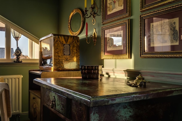 MINSK BIELORRÚSSIA MAIO DE 2021 Interior da sala de estudo vintage com local de trabalho em estúdios em estilo de cor verde escuro
