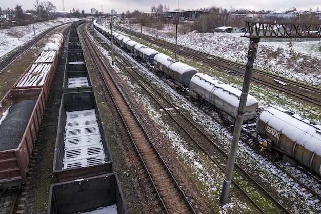 MINSK BIELORRÚSSIA NOVEMBRO 2020 longos trens de carga ferroviários com muitos vagões estacionados no dia de inverno