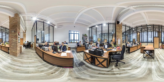 MINSK BIELORRÚSSIA OUTUBRO 2019 panorama hdri esférico completo sem costura 360 na sala de trabalho interior no escritório de coworking moderno com trabalhadores em conteúdo VR de projeção equirretangular