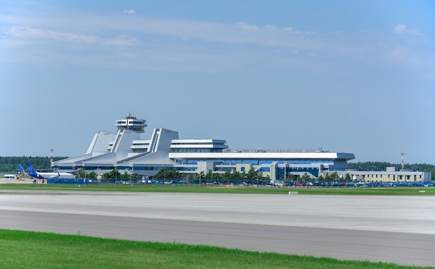 Foto minsk, bielorrusia, 07-01-2021: aeropuerto nacional de minsk en un día claro en la república de bielorrusia.