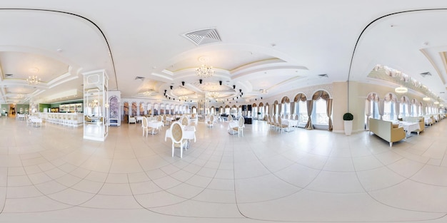 MINSK BIELORRUSIA 14 DE NOVIEMBRE DE 2014 Panorámica completa de 360 grados en proyección esférica equirectangular en el elegante restaurante interior Belvedere