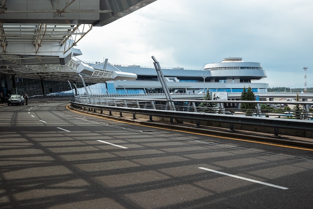 MINSK, BIELORRUSIA - 16 DE JUNIO DE 2021 Aeropuerto Internacional de Minsk. La entrada principal a la terminal. Transporte internacional de pasajeros.