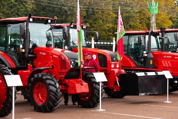 Foto minsk bielorrusia 20 de septiembre de 2022 exposición de nuevos tractores bielorrusia rojo