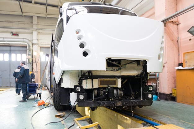 Foto minsk, bielorrusia - 22 de febrero de 2018: línea de producción de trolebuses