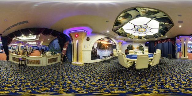 MINSK BIELORRUSIA 24 DE JULIO DE 2014 Panorámica perfecta de 360 por 180 grados en proyección equidistante esférica equirectangular en casino con estilo interior Karat Contenido fotorrealista VR