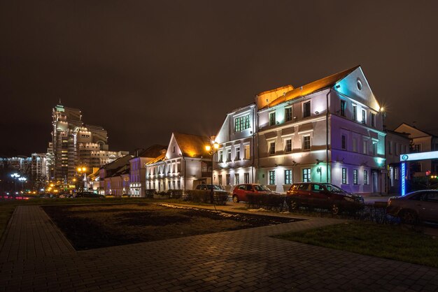 MINSK BIELORRUSIA 7 DE DICIEMBRE DE 2017 Panorama de las luces de la ciudad vieja de noche