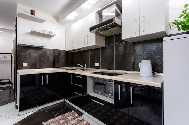 MINSK BIELORRUSIA 8 DE DICIEMBRE DE 2017 Interior de la cocina moderna y salón de invitados en loft de estilo minimalista con color gris marrón