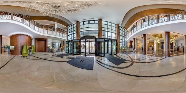 MINSK BIELORRUSIA AGOSTO DE 2017 Panorámica completa esférica de 360 grados de vista angular en la recepción de la sala de huéspedes del moderno hotel de lujo en contenido de VR de proyección equidistante equirectangular