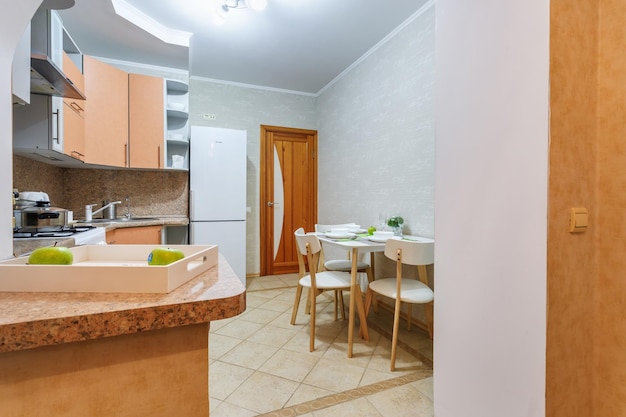 MINSK BIELORRUSIA AGOSTO 2020 Interior de la moderna cocina de lujo en apartamentos estudio de estilo minimalista con color claro