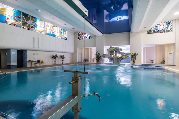 MINSK BIELORRUSIA AGOSTO 2020 interior de piscina moderna con cascada