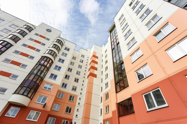 MINSK BIELORRUSIA AGOSTO DE 2020 vista de la zona residencial con un edificio de rascacielos de varias plantas y una zona de patio mejorada