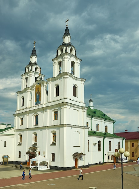 Minsk, Bielorrusia. Catedral del Espíritu Santo, temporada de verano, hora del atardecer, 12 de agosto de 2019