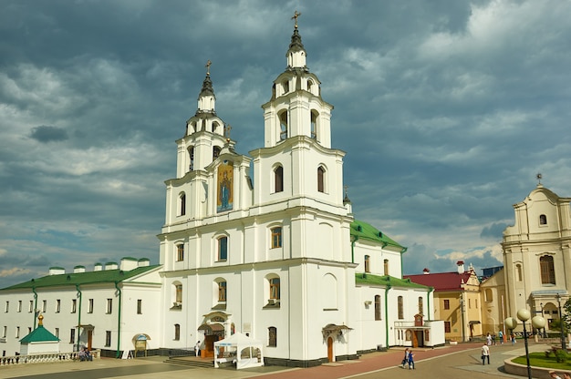 Minsk, Bielorrusia. Catedral del Espíritu Santo, temporada de verano, hora del atardecer, 12 de agosto de 2019