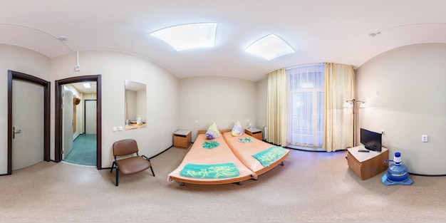 MINSK BIELORRUSIA DICIEMBRE DE 2013 Vista panorámica de 360 en dormitorio en un pequeño hotel Panorama completo de vista de ángulo de 360 grados sin fisuras en proyección esférica equirrectangular skybox VR AR contenido