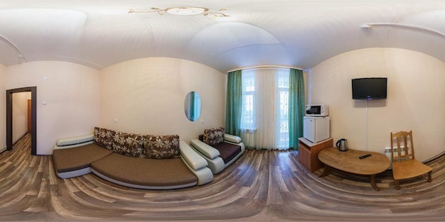 MINSK BIELORRUSIA DICIEMBRE DE 2013 Vista panorámica de 360 en la habitación de huéspedes pequeño hotel completo panorama sin costuras Vista de ángulo de 360 grados en proyección esférica equirrectangular skybox VR AR contenido