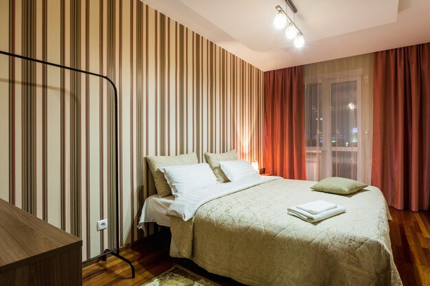 MINSK BIELORRUSIA DICIEMBRE 2017 Interior del dormitorio moderno en apartamentos tipo loft en estilo de color claro